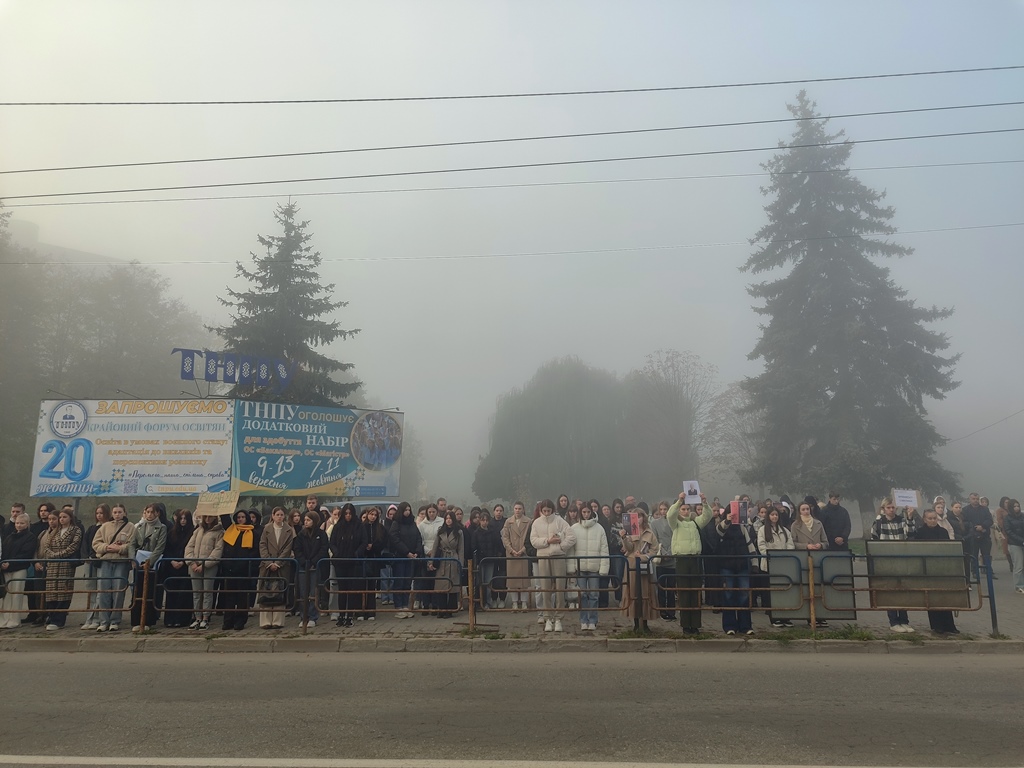 Схиляємо голови перед світлою пам'яттю наших мужніх захисників